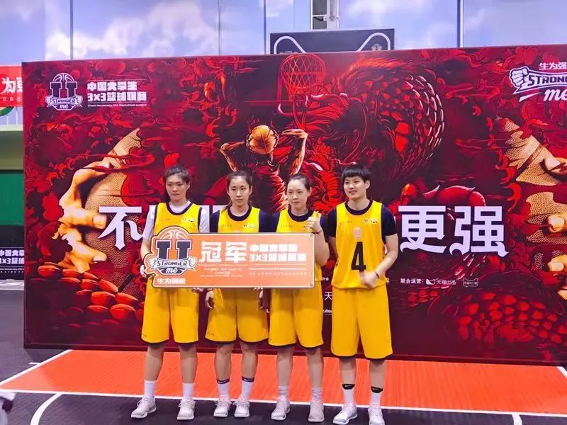 在1995年历史上的今天 ，我们赢得了我们的第三座欧洲超级杯！🏆 SempreMilan